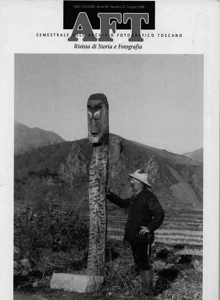 Copertina rivista n. 27 - uomo che tocca un totem in legno