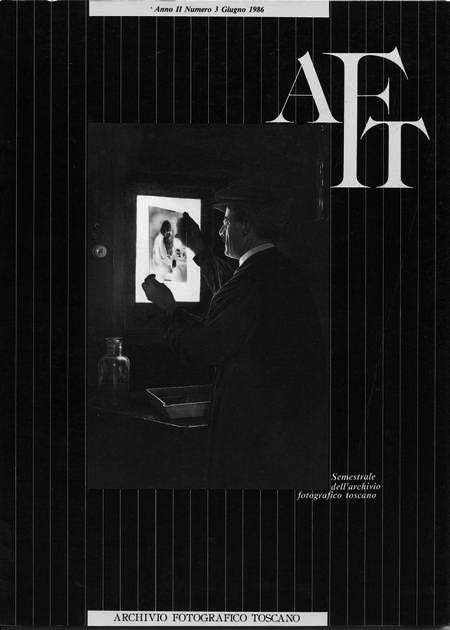 Copertina rivista n. 03 - uomo in camera oscura che guarda una fotografia