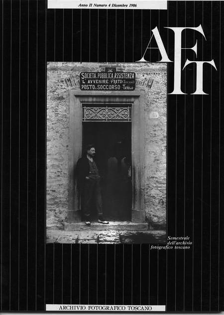 Copertina rivista n. 04 - uomo in attesa appoggiato allo stipite di una porta