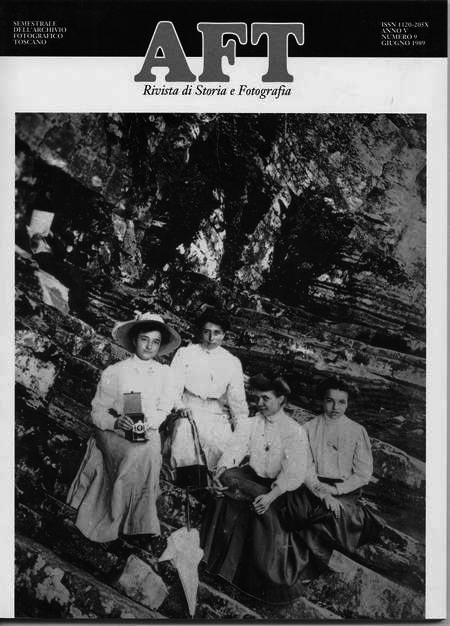 Copertina rivista n. 09 - quattro giovani donne sedute su dei gradoni di pietra