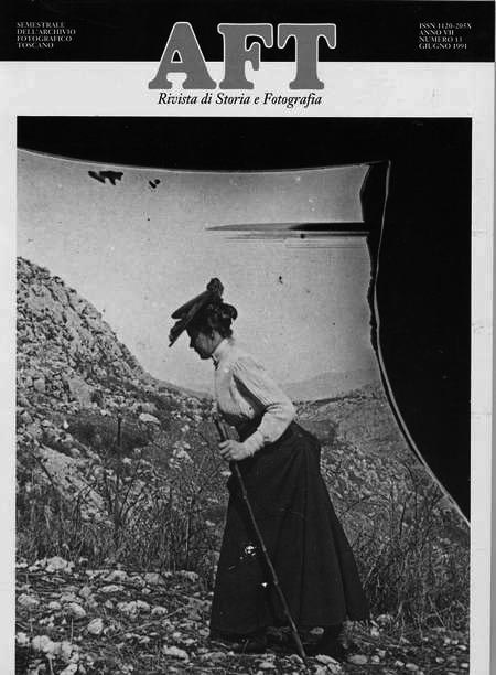 Copertina rivista n. 13 - signora con bastone che passeggia in montagna