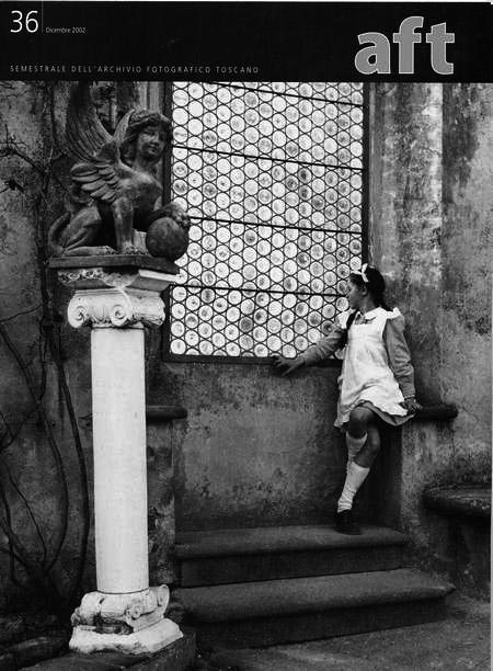 Copertina rivista n. 36 - bambina affacciata a una finestra con una scultura vicino