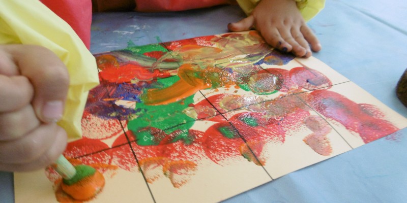 Foto di un bambino che dipinge