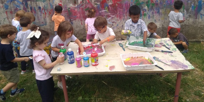 Foto di bambini che dipingono un muro