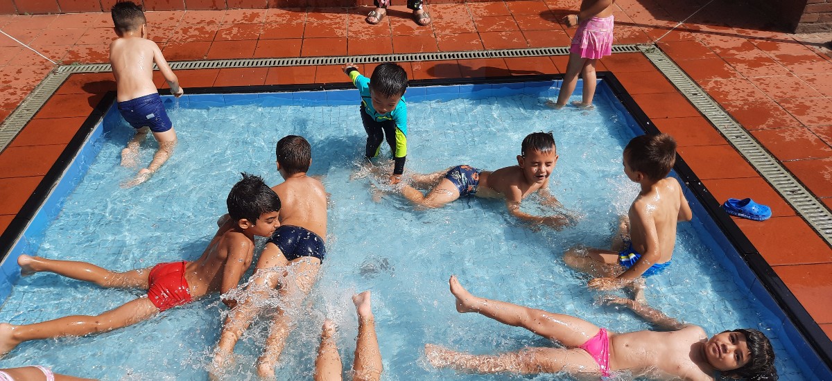 Foto di alcuni bambini nella piscina della scuola