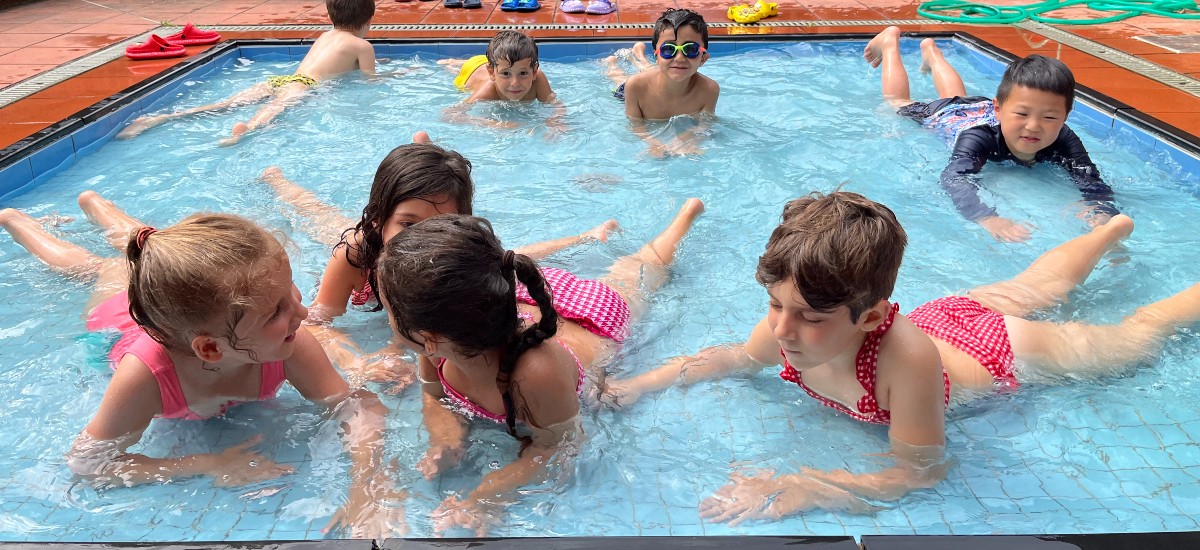 Bambini che giocano in piscina
