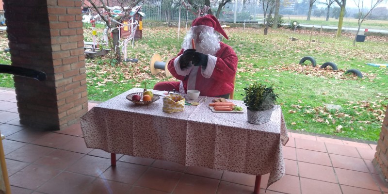 Foto di Babbo Natale alla scuola