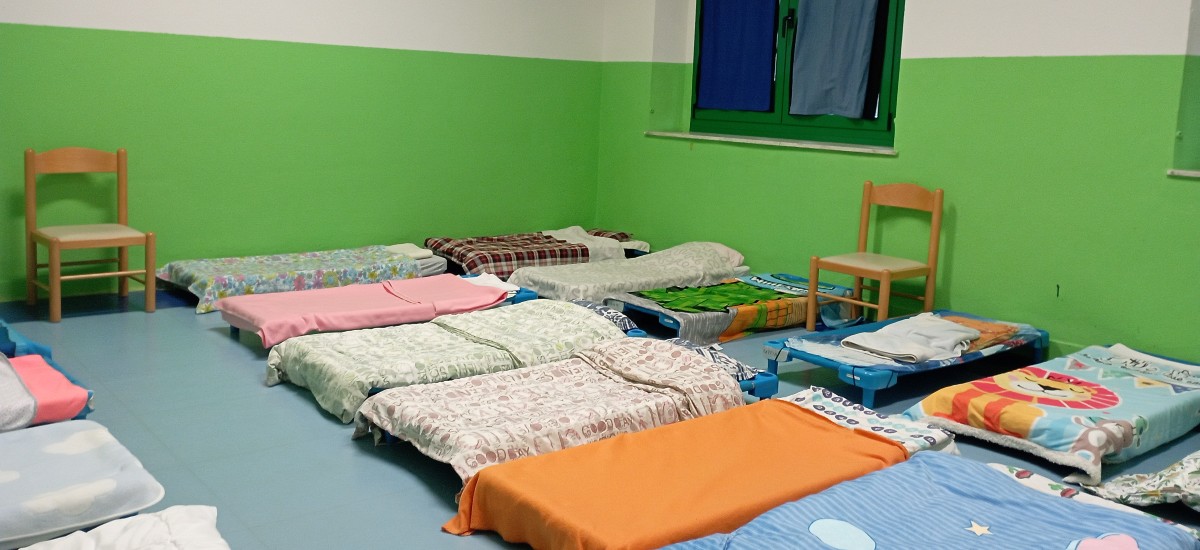 La stanza della scuola dedicata al riposo dei bambini