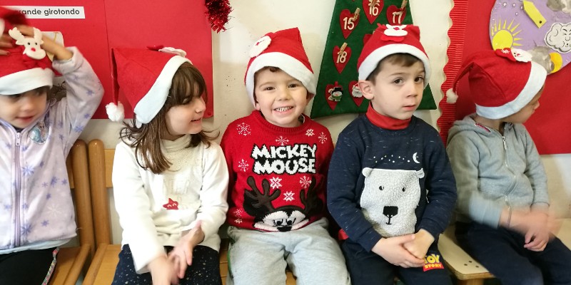 Foto di bambini con il cappello di Babbo Natale