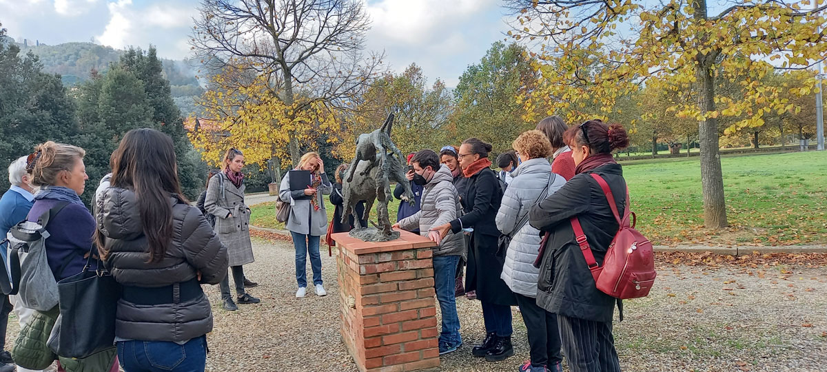 Gruppo di persone al Parco Museo Quinto Martini di Seano alla scoperta tattile delle statue presenti nel parco