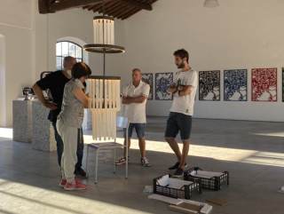 Foto a colori dell\'allestimento della mostra