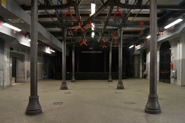 Foto a colori sala eventi con veduta centrale.