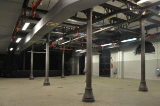 Foto a colori sala eventi con veduta laterale.