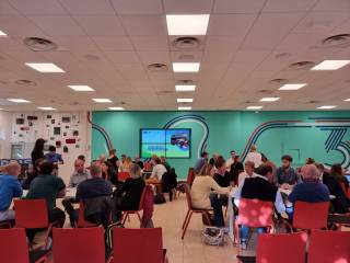 Insieme di persone in fase di dialogo e discussione sulla tematica dell\'efficientamento energetico