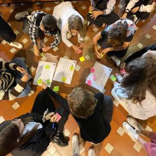 Studenti intorno a cartelloni di codesign