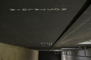 Foto dettaglio della parete nera del corridoio espositivo di Officina Giovani.