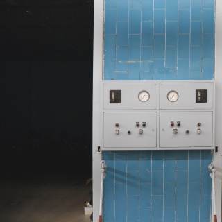 Foto dettaglio di pannelli con spie e pulsanti su parete con piastrelle azzurre delle Ex Celle Frigo di Officina Giovani.