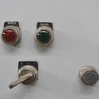 Foto dettaglio di spie e pulsanti su pannello grigio delle Ex Celle Frigo di Officina Giovani.