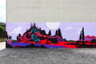 Murales Istituto Livi Brunelleschi a tema naturale: con alberi, montagne e case nei toni del rosso e viola.