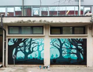 Murales al Dagomari con elementi naturali del bosco in primo piano e sfondo turchese.
