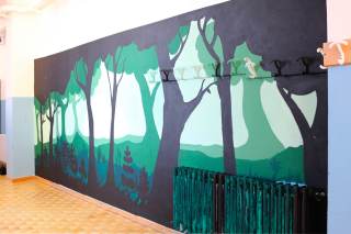 Murales Sem Benelli con elementi naturali: bosco con toni del verde e del nero.