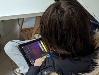 Il ragazzo lavora alla parte tecnica del videogioco.