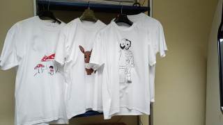 Le magliette bianche con i disegni fatti dai ragazzi.