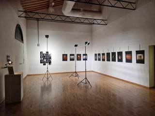 Allestimento della mostra, con tutti gli elaborati prodotti dai ragazzi.