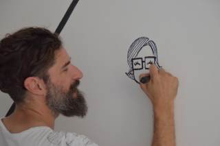 uomo che disegna su un muro