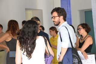 persone che conversano tra loro