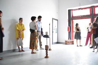 alcune persone dentro ad una stanza