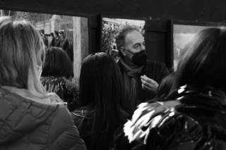 persone ad una mostra