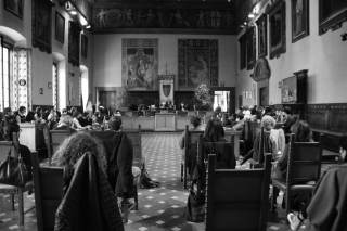 un gruppo si ragazzi seduti al palazzo comunale