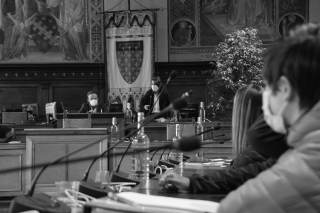 particolare del viso di un ragazzo che prende parte al consiglio comunale