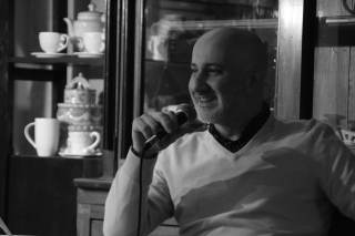 giornalista con microfono