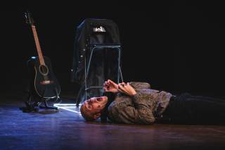 l\'attore è sdraiato a terra con la bocca aperta e gli occhi sgranati