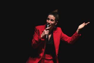 L\'attrice indossa una giacca rossa.