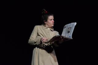 L\'attrice tiene un giornale in mano.