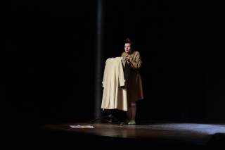 L\'attrice si copre con un poggia abiti e un giaccone.