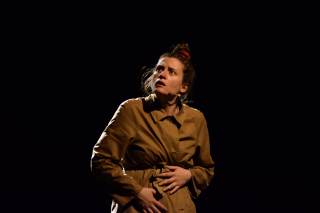 L\'attrice guarda il vuoto tenendo le mani su di sé.