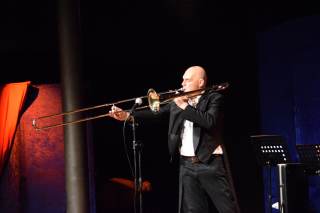 L\'attore suona la tromba.