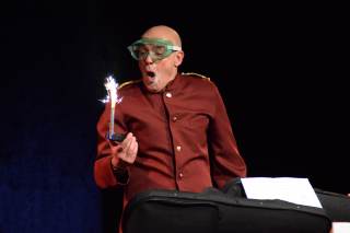 L\'attore indossa una visiera verde per proteggersi dalla fiamma.