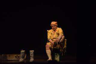 L\'attore si mette le scarpe.