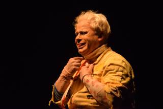 L\'attore faceva finta di strozzarsi e di non respirare.