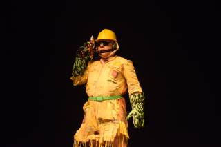 L\'attore gioca con una pistola giocattolo.