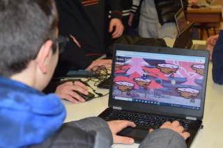 Il ragazzo prova il suo videogioco con il suo portatile.