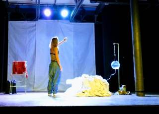 L\'attrice utilizza gli oggetti di scena.