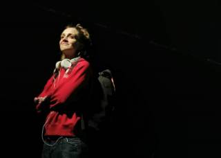 L\'attrice sorride al pubblico.