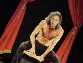 L\'attore è a petto nudo.