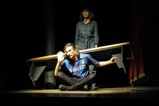 Gli attori utilizzano gli oggetti di scena.